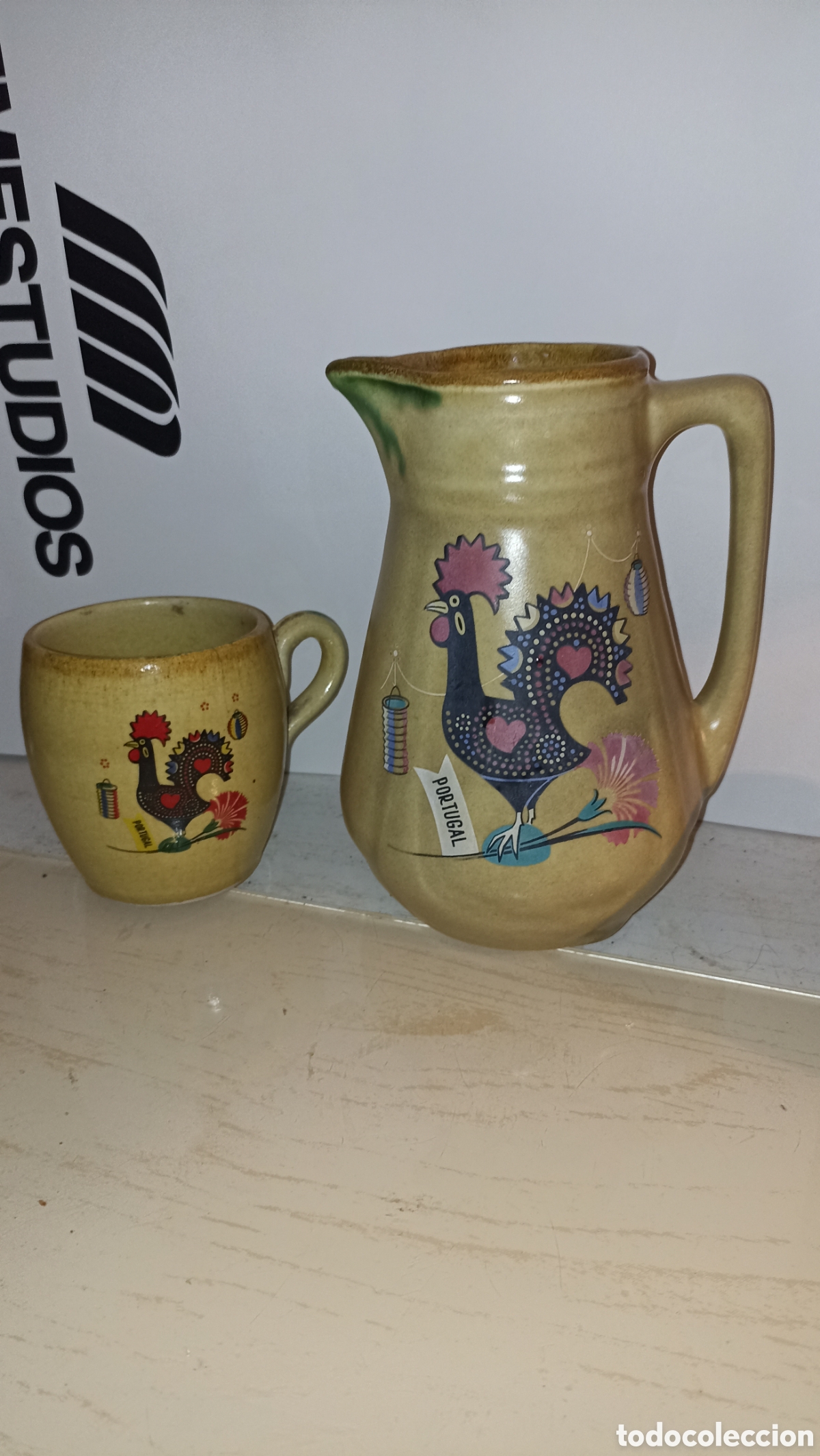 Vintage: Juego de Jarra y Taza Vintage Cer&aacute;mica Portuguesa - Gallo de Barcelos (18 cm y 9.5 cm)