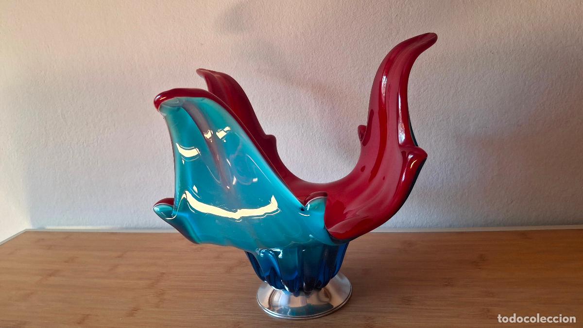Vintage: Centro de mesa-Murano bicolor rojo y azul con base met&aacute;lica. Siglo XX