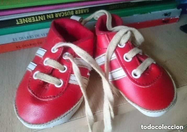 Vintage: zapatitos deportivos para muneca grande-deportivas rojas y blancas-9 cm de largo- de juguete