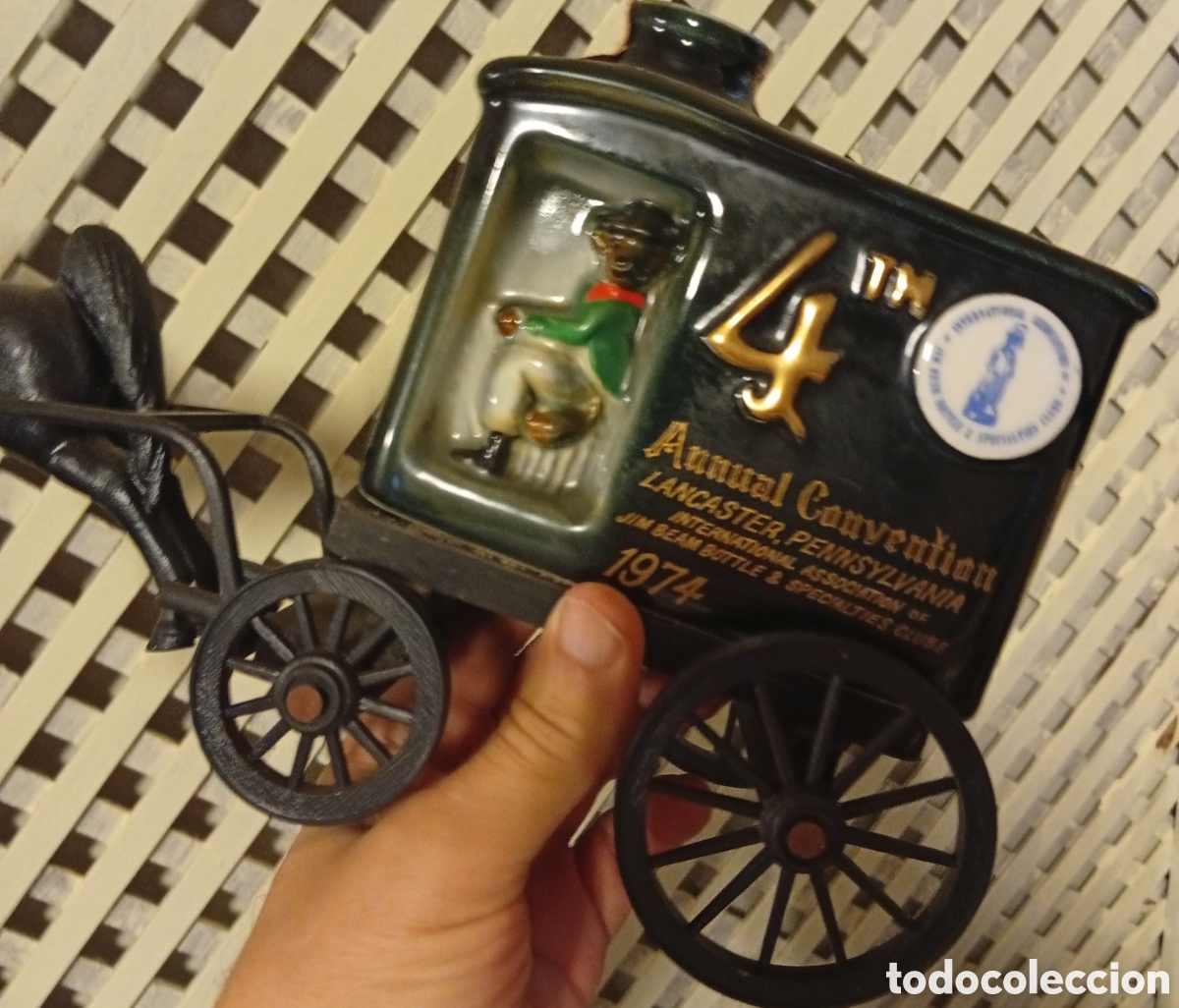 Vintage: Preciosa botella vintage vac&iacute;a de colecci&oacute;n de cer&aacute;mica imitando una carreta con caballo