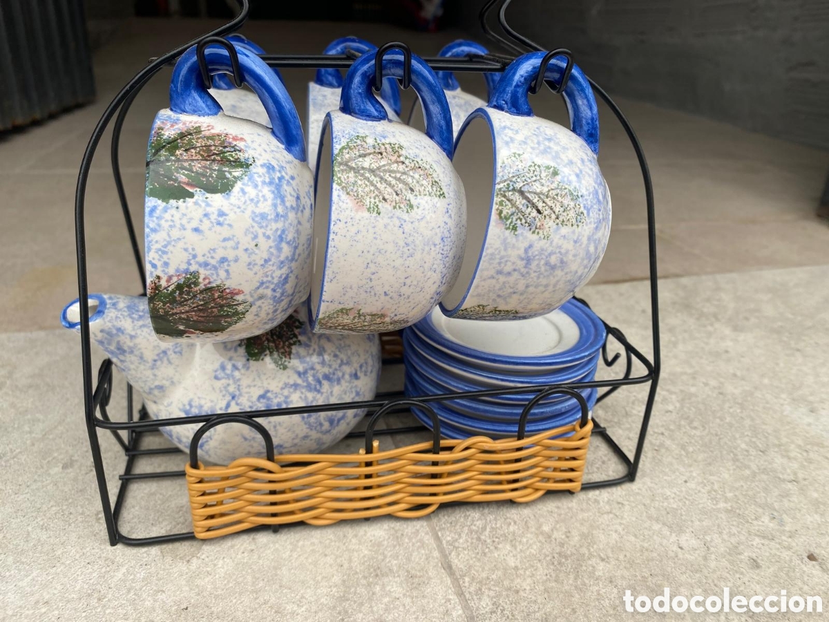 Vintage: Juego de tazas y tetera de cer&aacute;mica artesanal soporte met&aacute;lico con base de mimbre