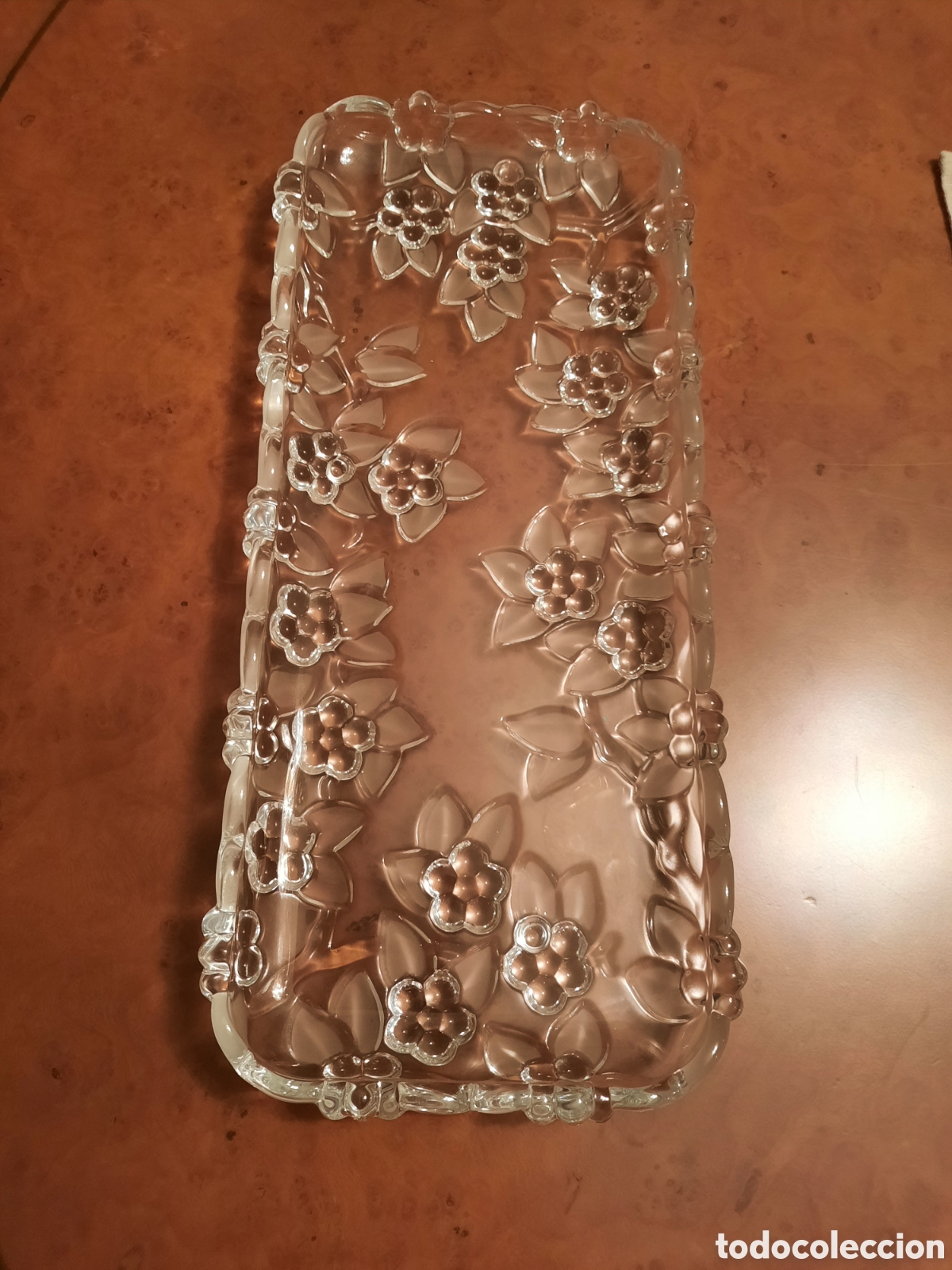 Vintage: Bandeja de cristal con dise&ntilde;o floral en relieve