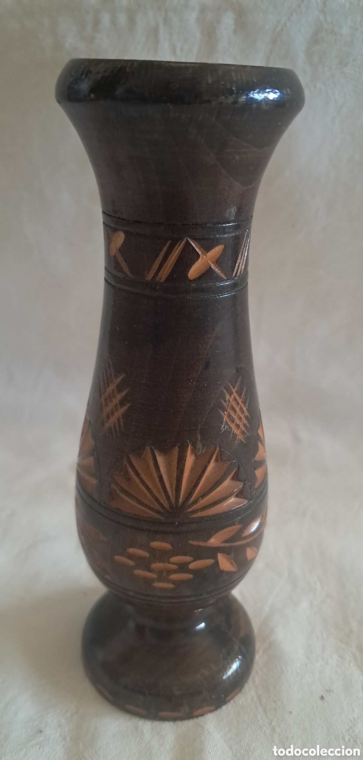 Vintage: : Vintage 14cm Hand-Turned Chip-Carved Wooden Bud Vase