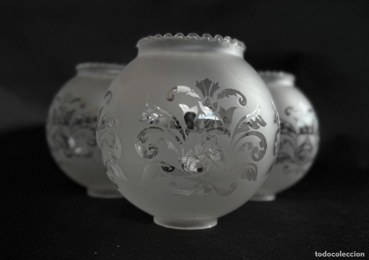 Vintage: Conjunto de 3 tulipas vintage de cristal esmerilado con decoraci&oacute;n floral y borde ondulado