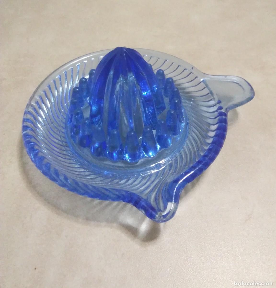 Vintage: Antiguo exprimidor en cristal azul