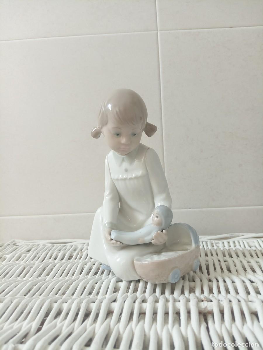 Vintage: Figura Porcelana firma Zaphir (Grupo Lladr&oacute;) Ni&ntilde;a con Mu&ntilde;eca y cuna