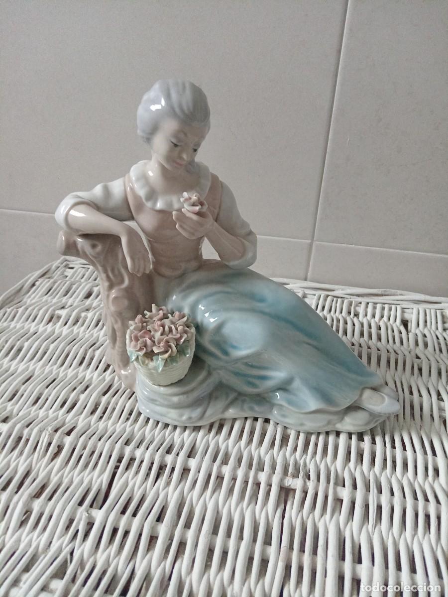 Vintage: Figura de porcelana valenciana mujer con flores