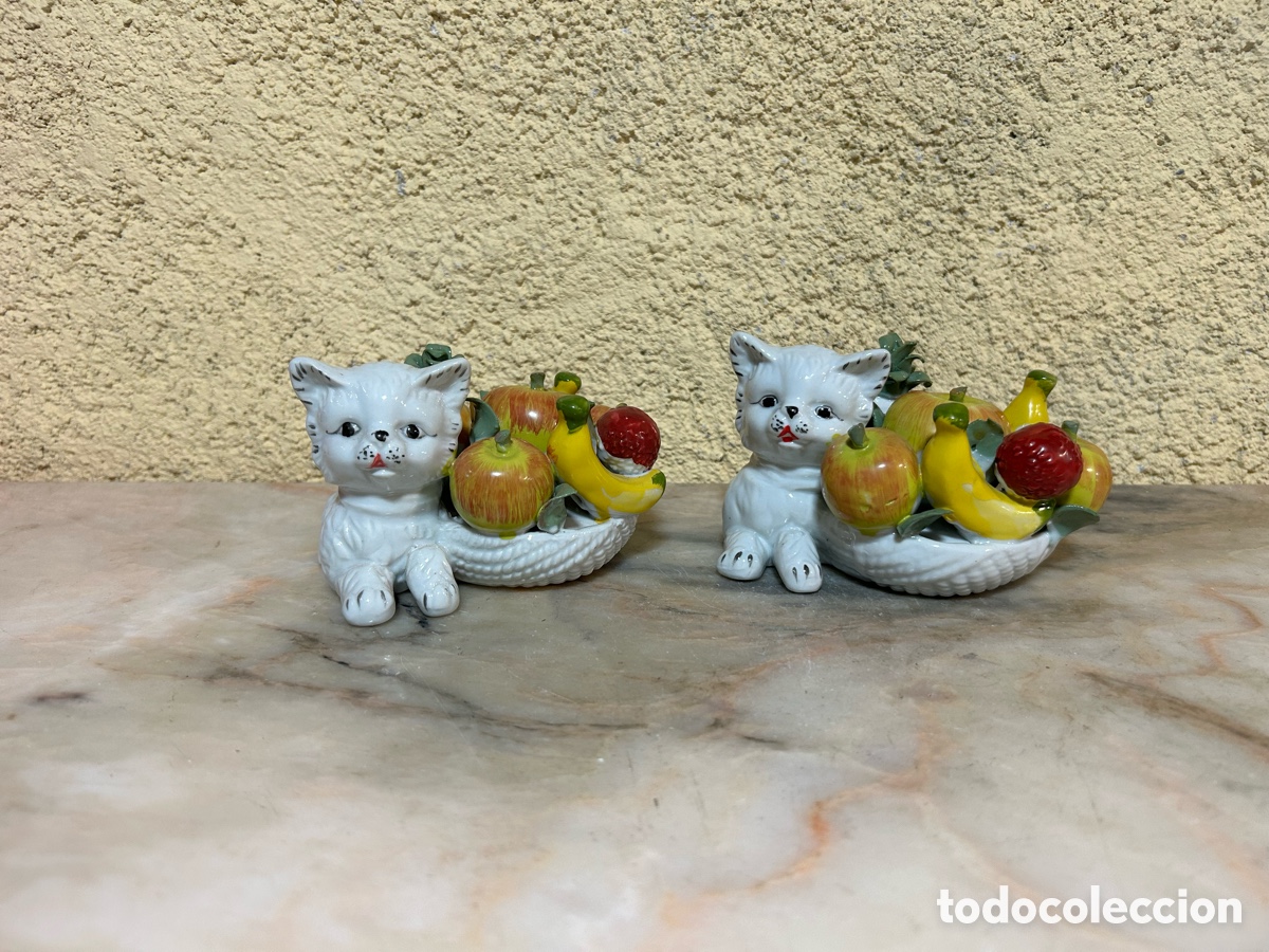 Vintage: Par de gatos de loza con cesta de frutos