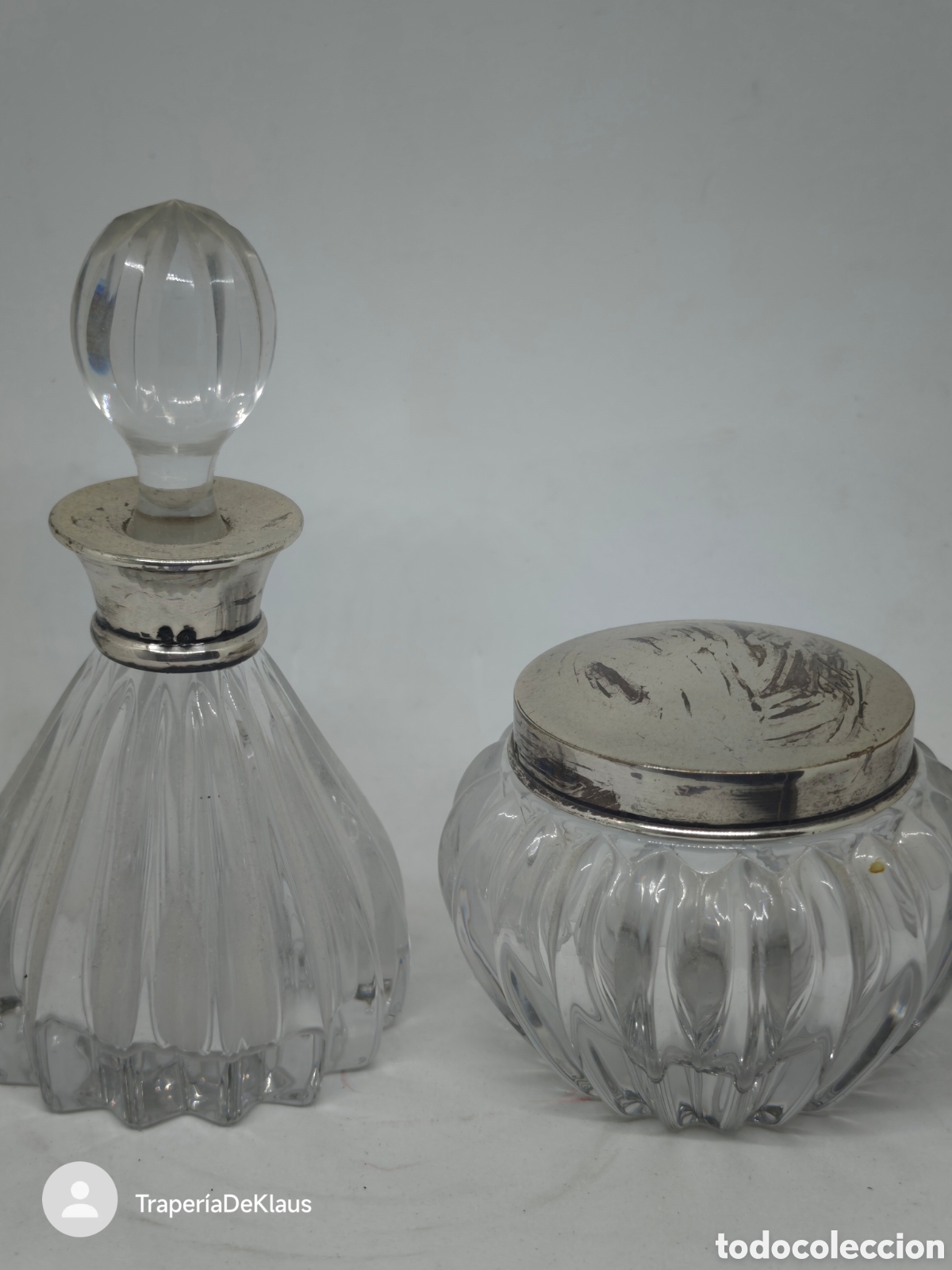 Vintage: Juego de tocador: Frasco perfumero y polvera de cristal y metal - CAR131