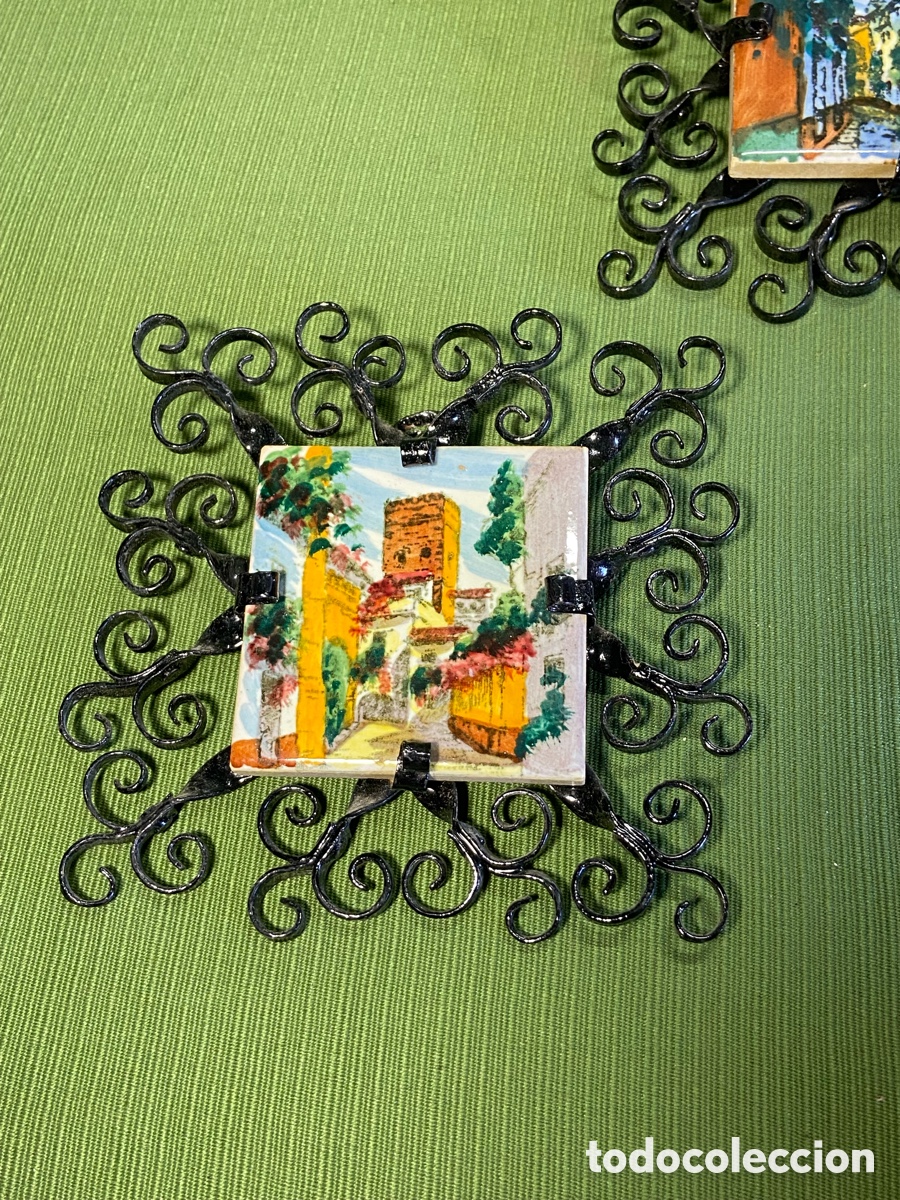 Vintage: Bonita pareja de azulejos peque&ntilde;os pintados a mano insertados en hierro forjado, con filigranas.