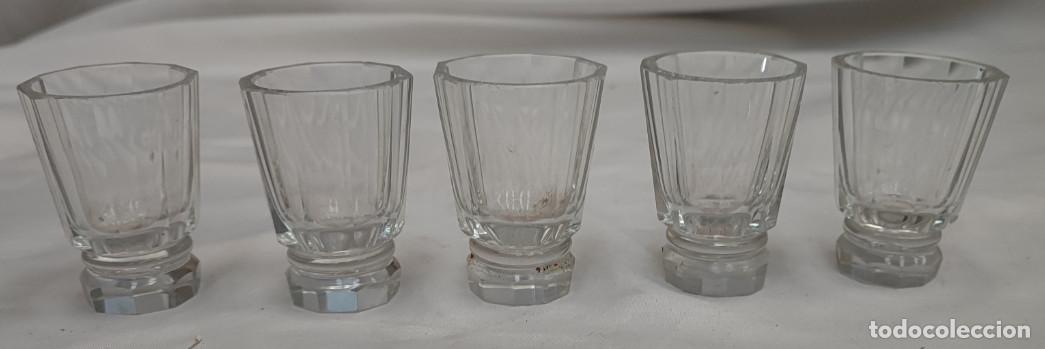 Vintage: JUEGO DE 5 VASOS ANTIGUOS DE CHUPITO, VIDRIO