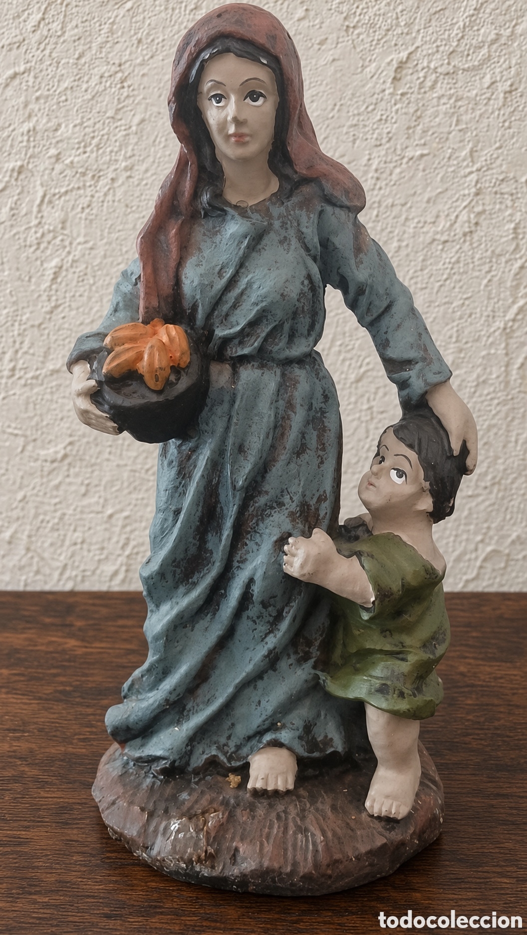 Vintage: Antigua figura de una mujer con ni&ntilde;o. Es una estatua de yeso o cer&aacute;mica de unos 17 cm