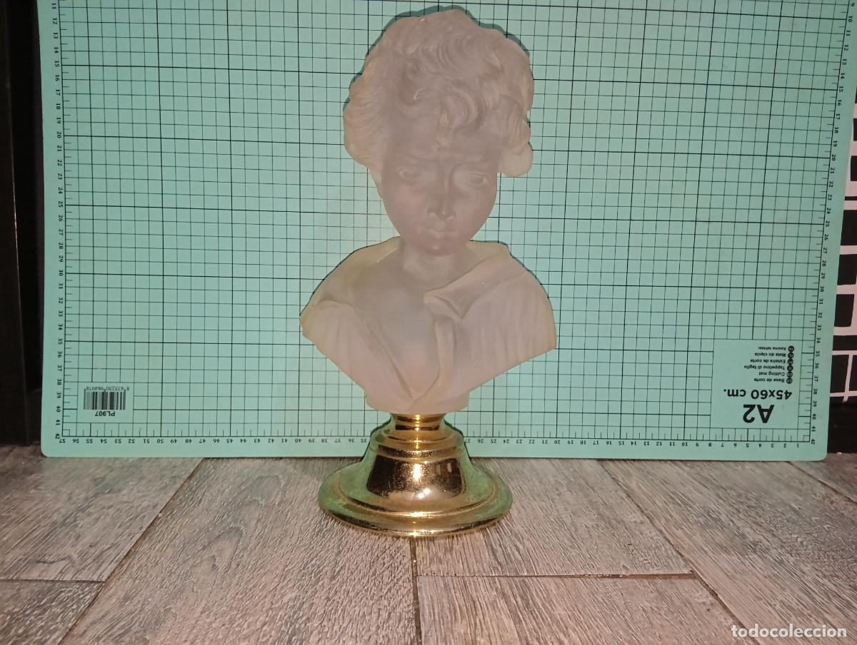 Vintage: Busto Antiguo de Ni&ntilde;o en Cristal Satinado al &Aacute;cido sobre Peana de Lat&oacute;n Escultura Vintage