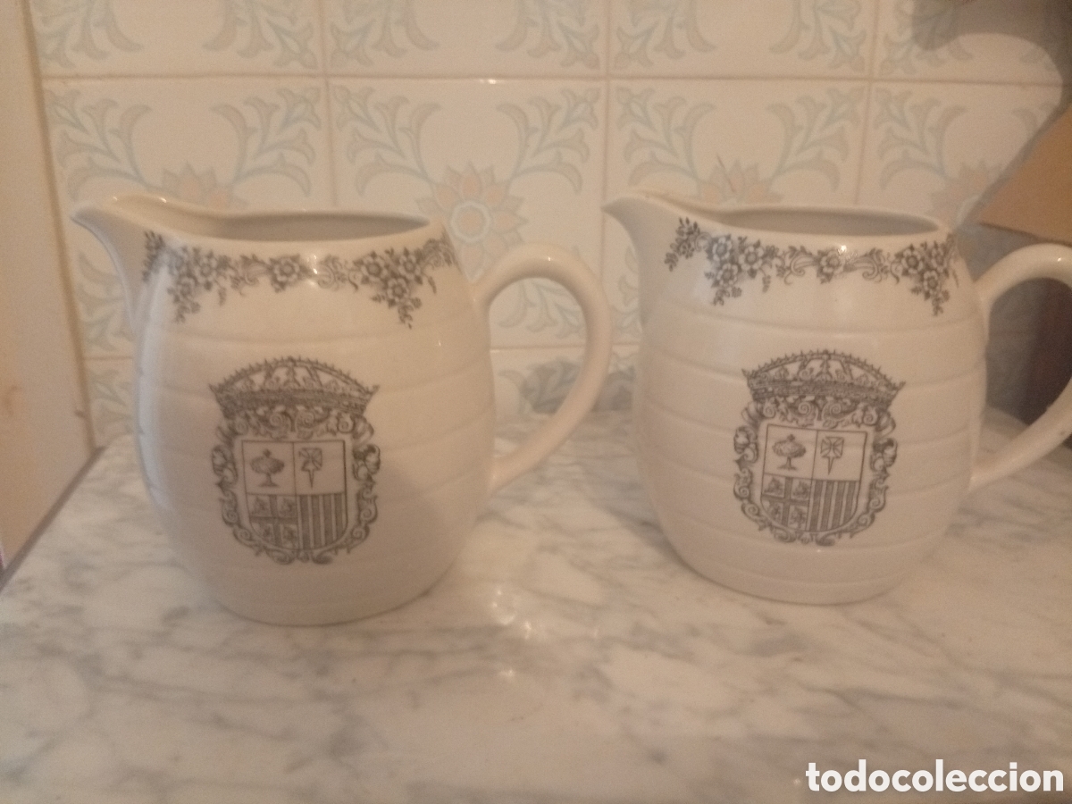 Vintage: Pareja de jarras de porcelana/loza fina con escudo de Arag&oacute;n