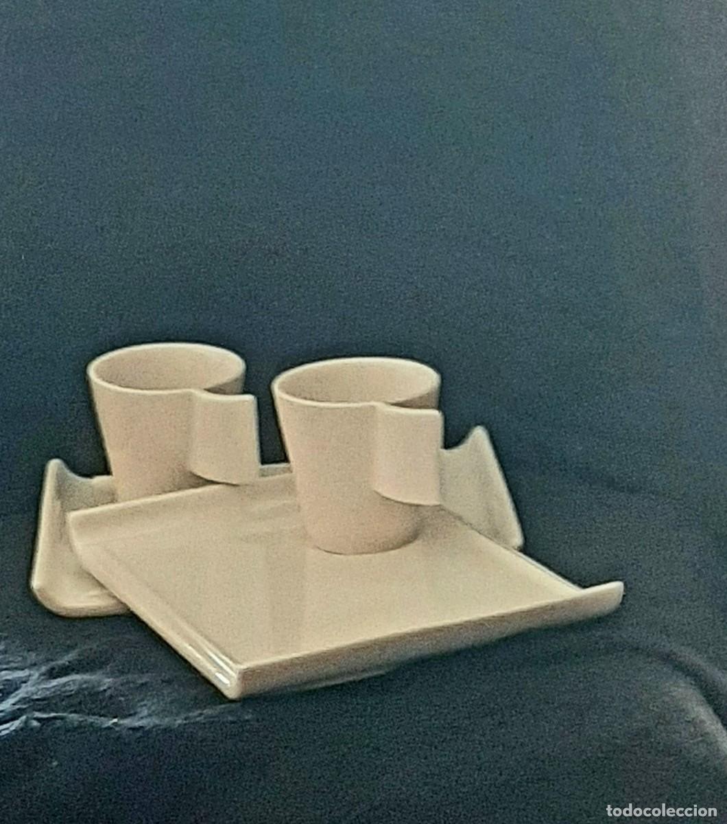 Vintage: Pareja de tazas de dise&ntilde;o moderno con bandejas individuales &ndash; Cer&aacute;mica blanca &ndash; Sin uso