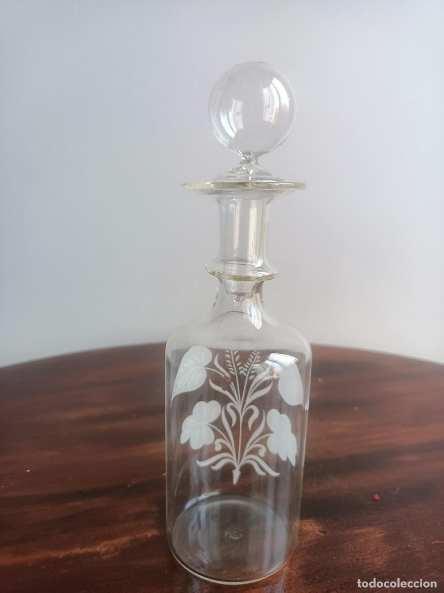 Vintage: Botella decorativa de cristal con gravado en blanco