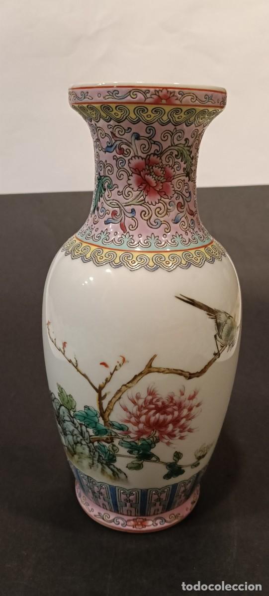 Vintage: JARRON CHINO VINTAGE DE PORCELANA POLICROMADA FAMILLE ROSE CON P&Aacute;JAROS Y CALIGRAF&Iacute;A