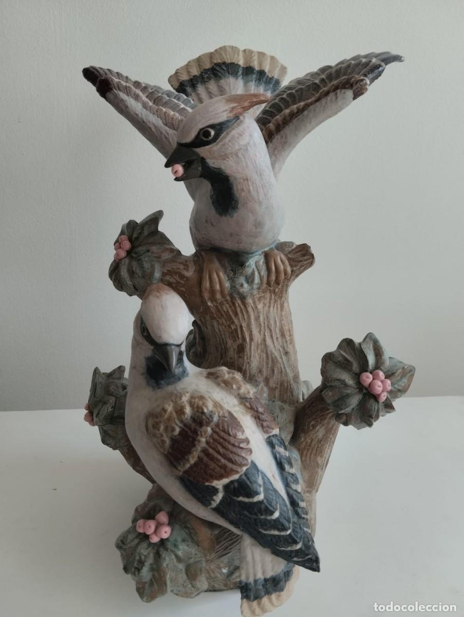 Vintage: Figura vintage de p&aacute;jaros en rama