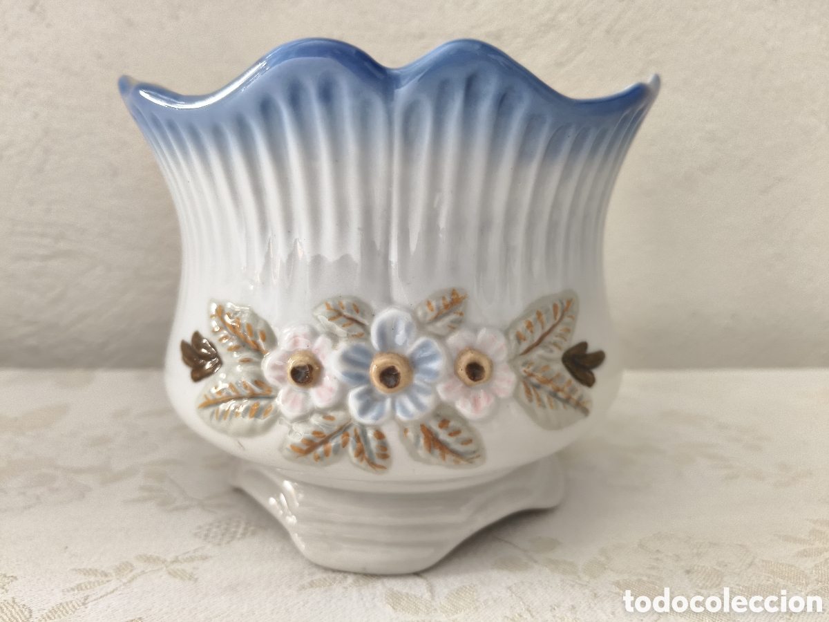 Vintage: ANTIGUO Y PEQUE&Ntilde;O MACETERO DE MANISES CON FLORES EN RELIEVE CH HISPANIA ?