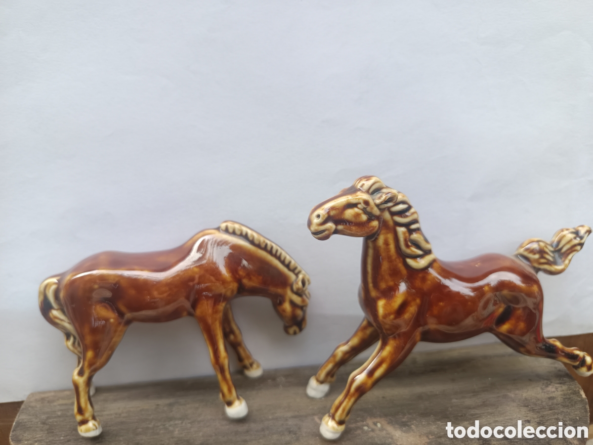 Vintage: Caballos de porcelana marr&oacute;n vidriada
