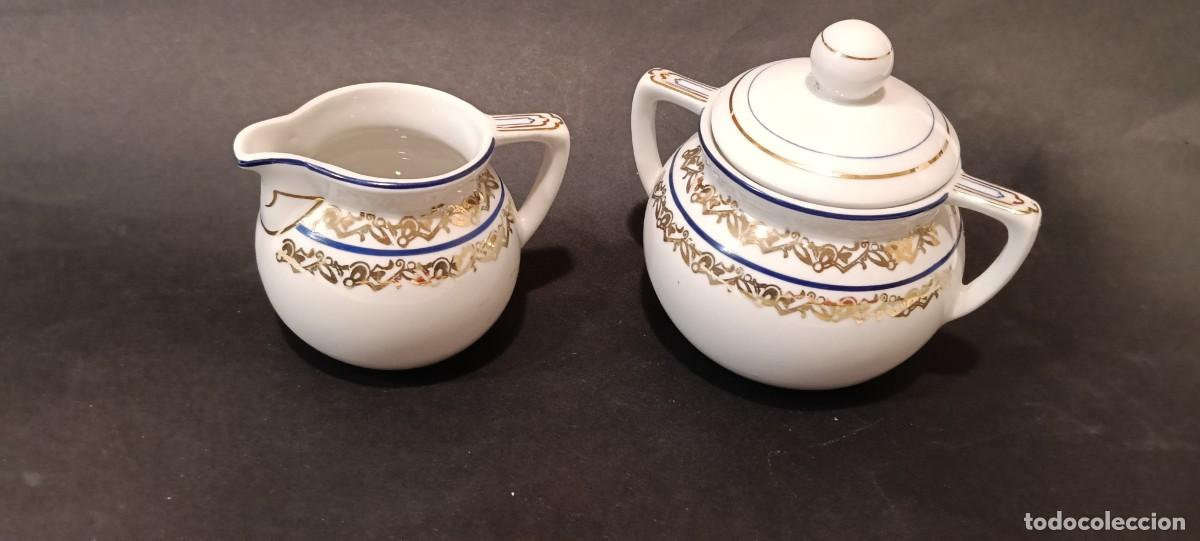 Vintage: JUEGO DE LECHERA Y AZUCARERA DE PORCELANA ALEMANA J&Auml;GER EISENBERG CON RIBETE DORADO Y AZUL