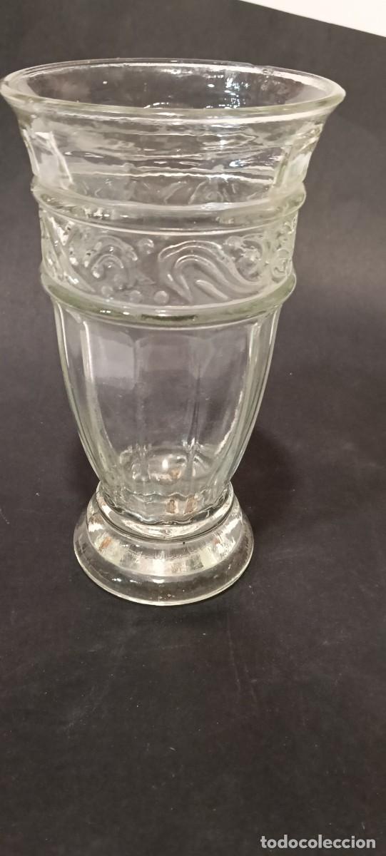 Vintage: Florero o jarr&oacute;n peque&ntilde;o realizado en vidrio prensado o transparente de molde, de estilo cl&aacute;sico vin
