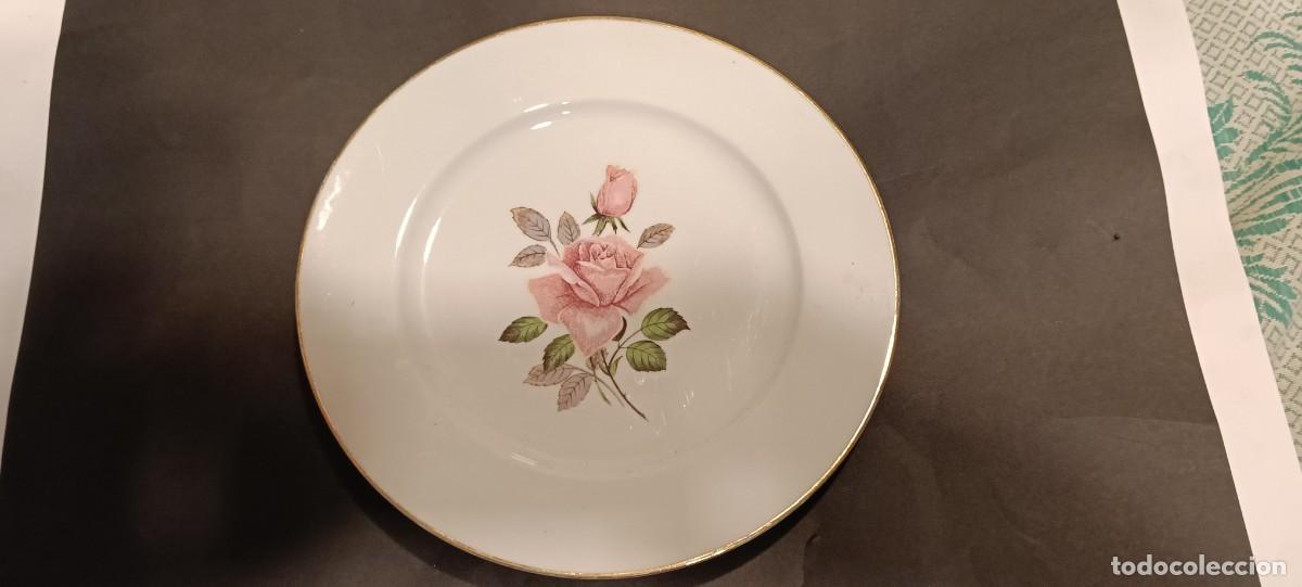Vintage: PLATO LLANO VINTAGE DE PORCELANA CON ROSA ROSA Y FILO DORADO - 26 CM