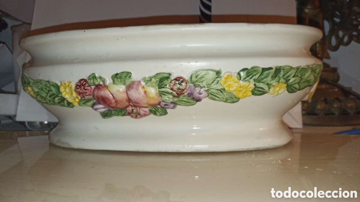 Vintage: Centro de mesa / Macetero vintage de cer&aacute;mica con relieve floral y frutas (~30 cm)