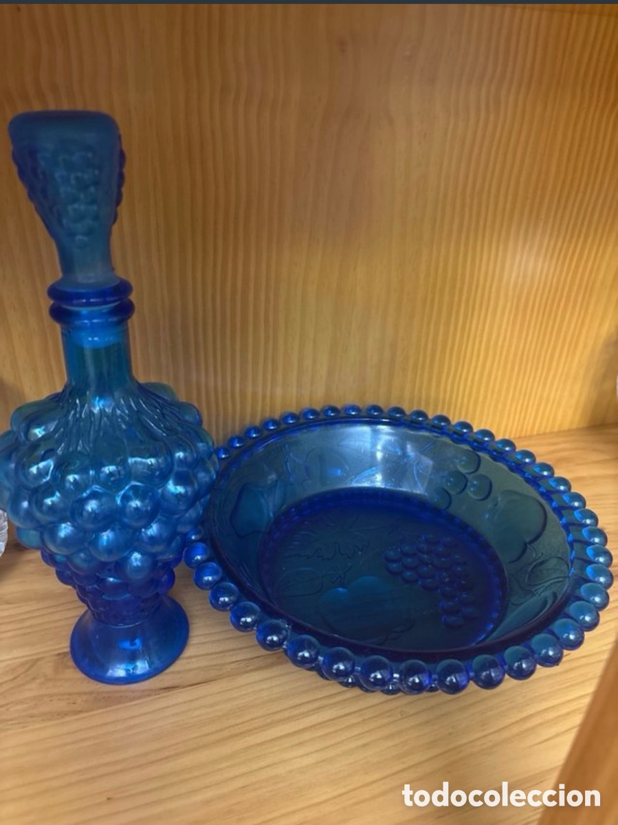 Vintage: Botella y plato cristal azul con forma de racimo