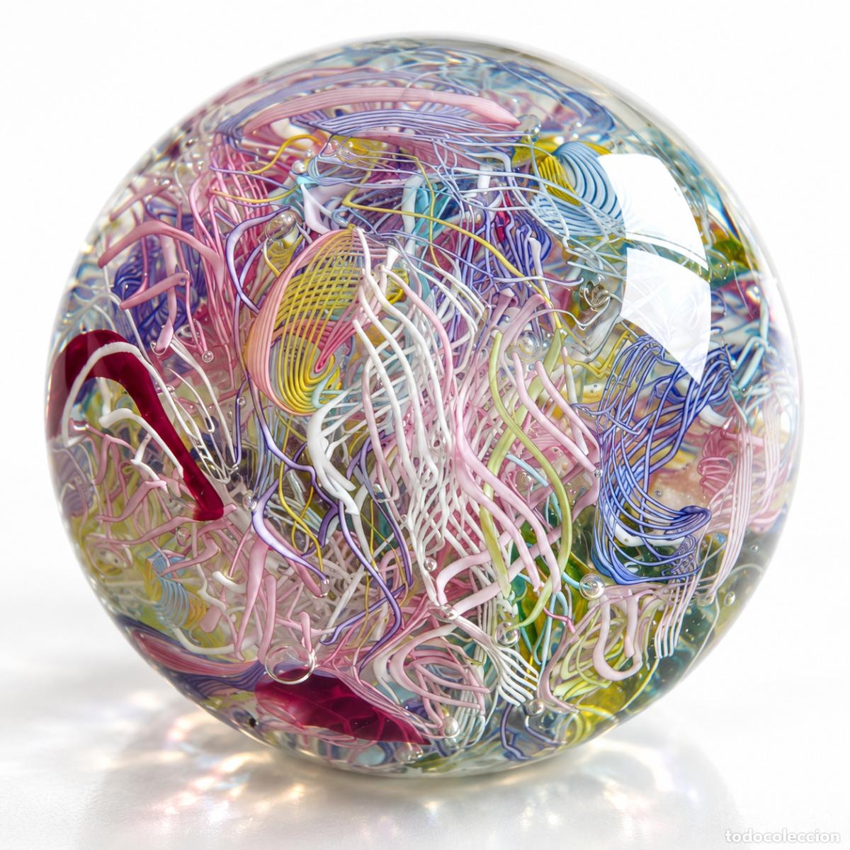 Vintage: Pisapapeles esf&eacute;rico de vidrio art&iacute;stico con filigrana multicolor. 8&ndash;9 cm