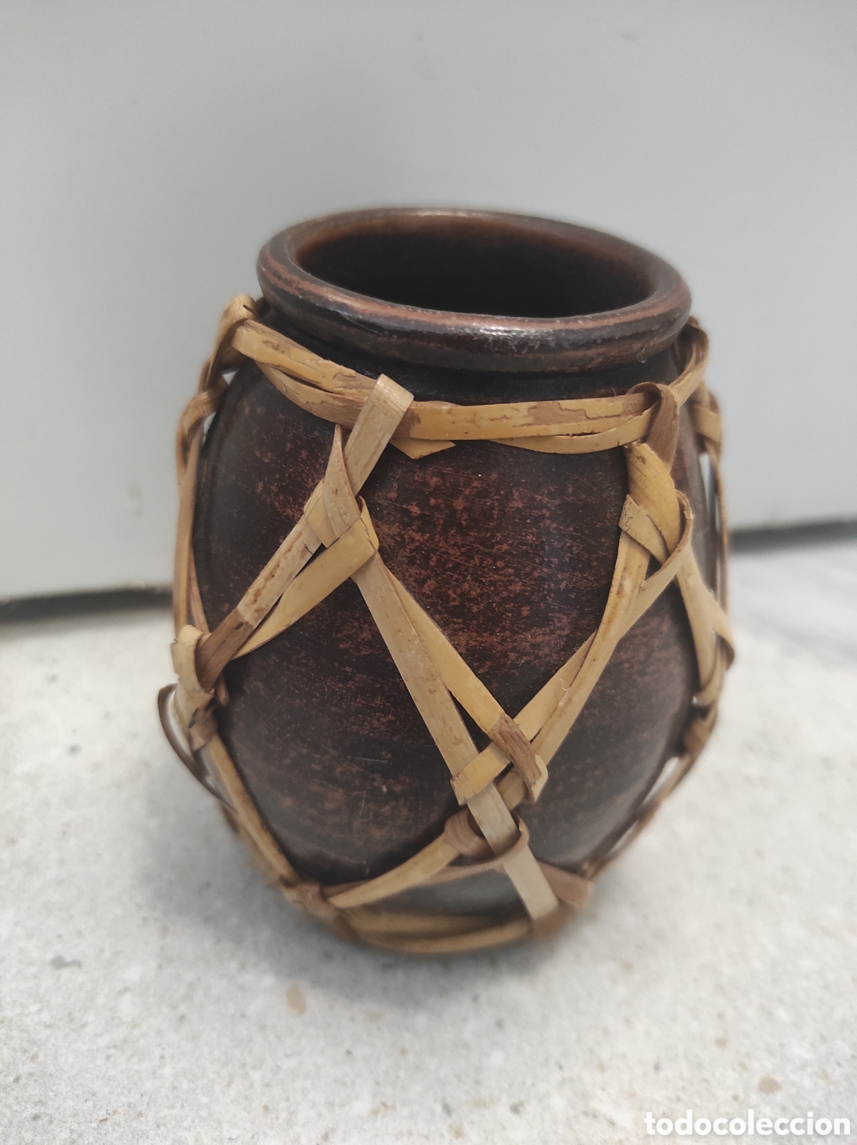Vintage: Mate hecho de cer&aacute;mica y fibras vegetales. Terracota