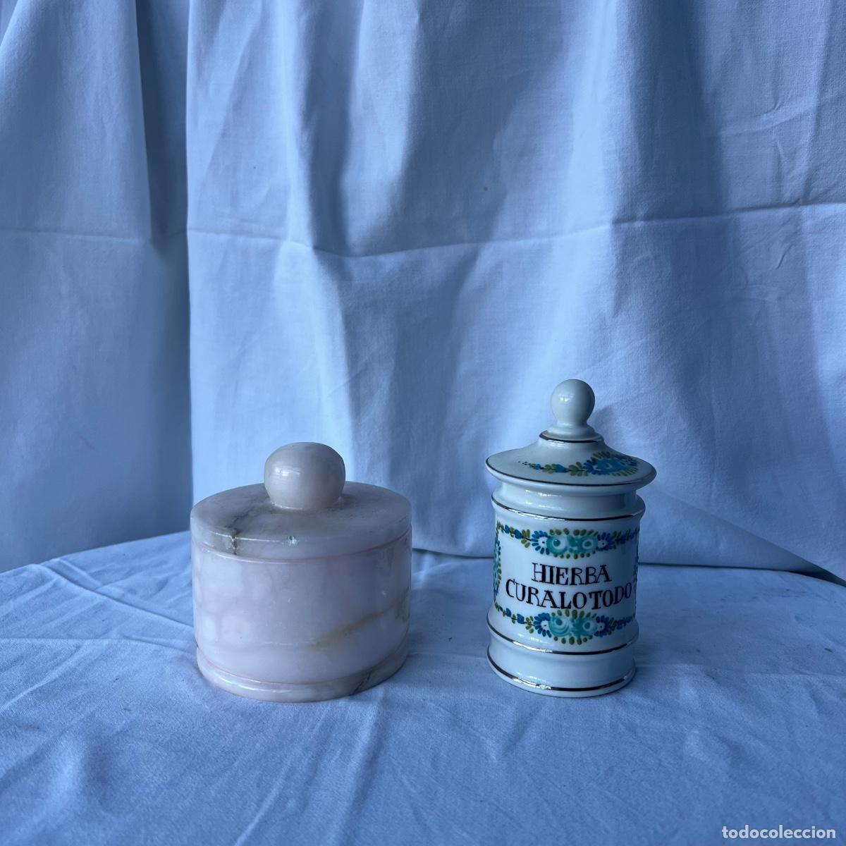 Vintage: Pareja de Botes de Tocador Vintage: Porcelana Firmada (1982) y Cajita de Alabastro Rosa Macizo