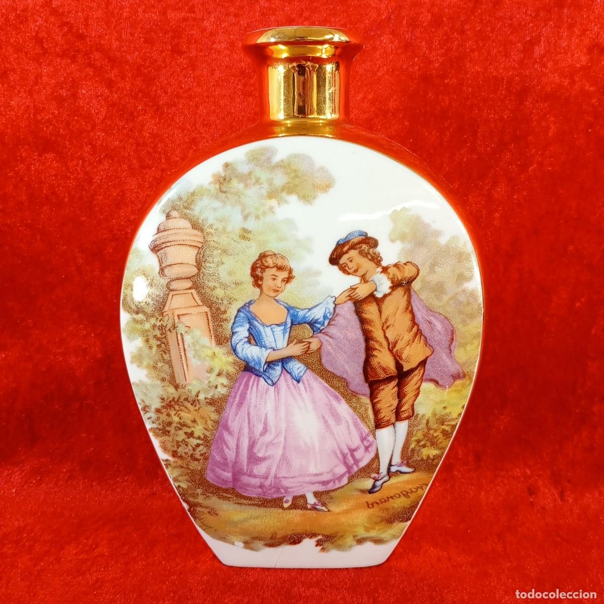 Vintage: ANTIGUA JARRA DE PORCELANA - ESCENA PINTADA A MANO - ESTILO ROCOC&Oacute; - ACABADOS EN DORADO - 18 CM ALTO