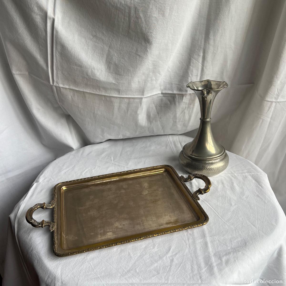 Vintage: Pareja Colecci&oacute;n Mid-Century - Bandeja de Plater&iacute;a Antigua y Jarr&oacute;n de Peltre Italiano 95%