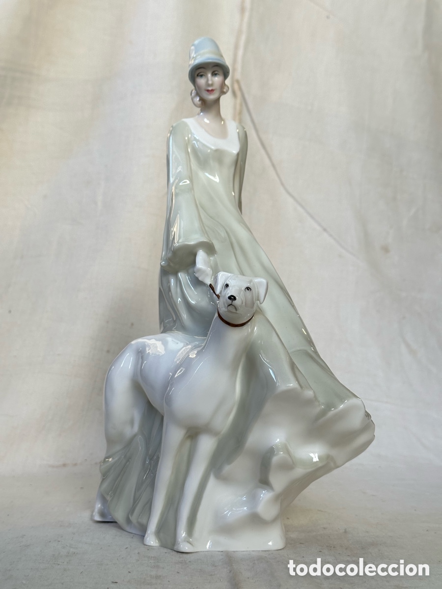 Vintage: &ldquo;Strolling&rdquo; Royal Doulton (Reino Unido). Adrian Hughes, 1986. Mujer paseando perro. Art dec&oacute;.