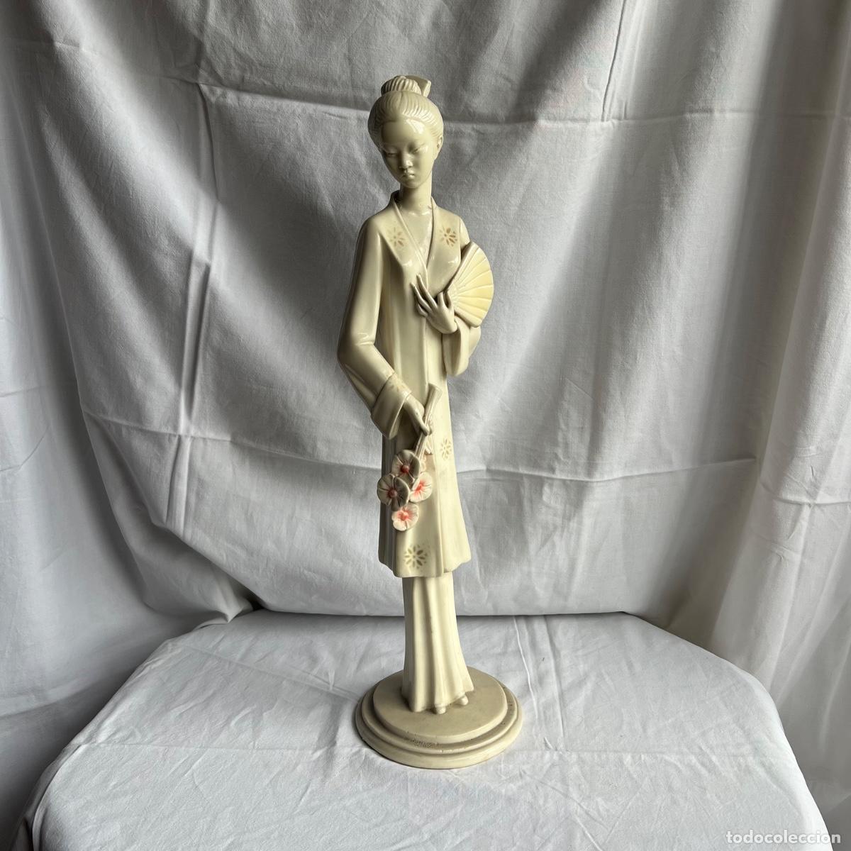 Vintage: Antigua Figura de Dama Oriental - Resina Pesada Estilo Marfilina - Escultura de Mesa Mid-Century