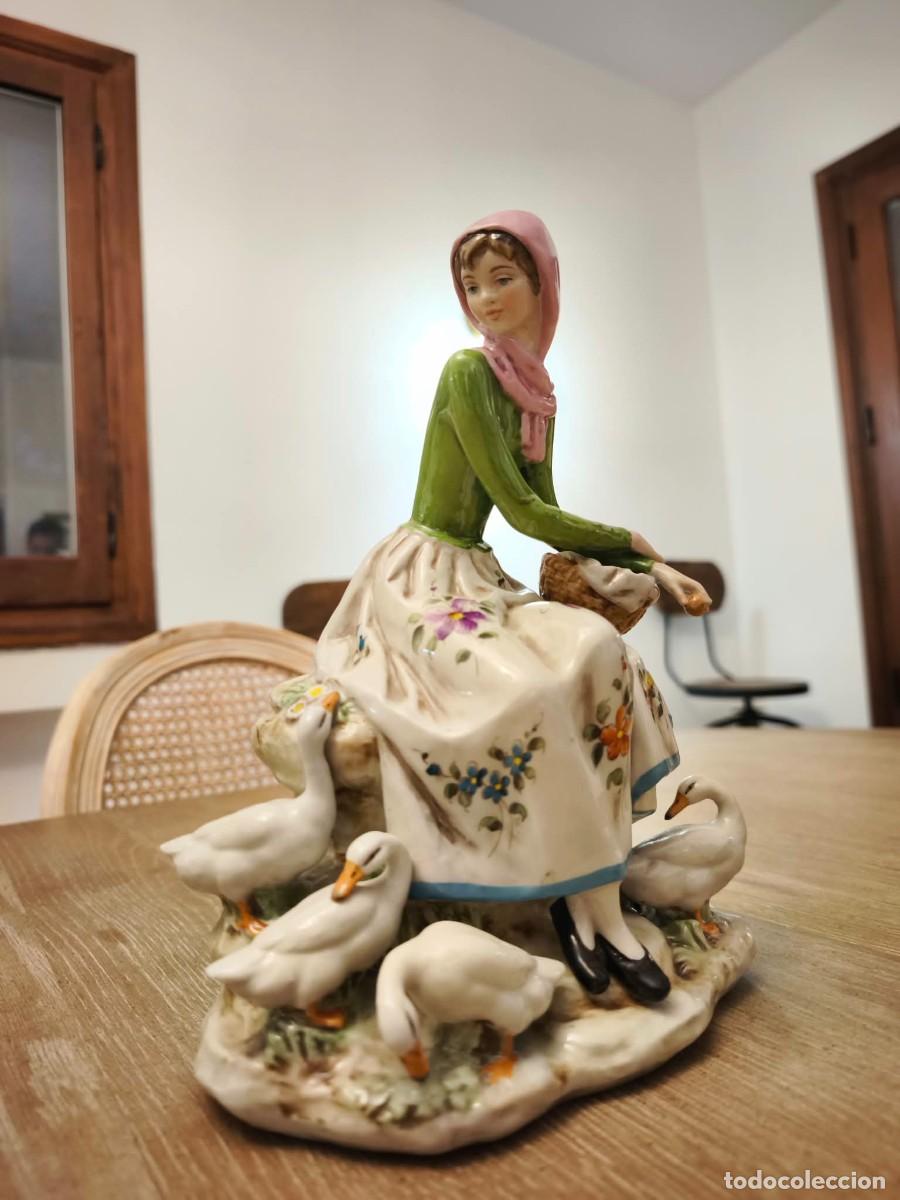 Vintage: Figura decorativa de porcelana de mujer con patos
