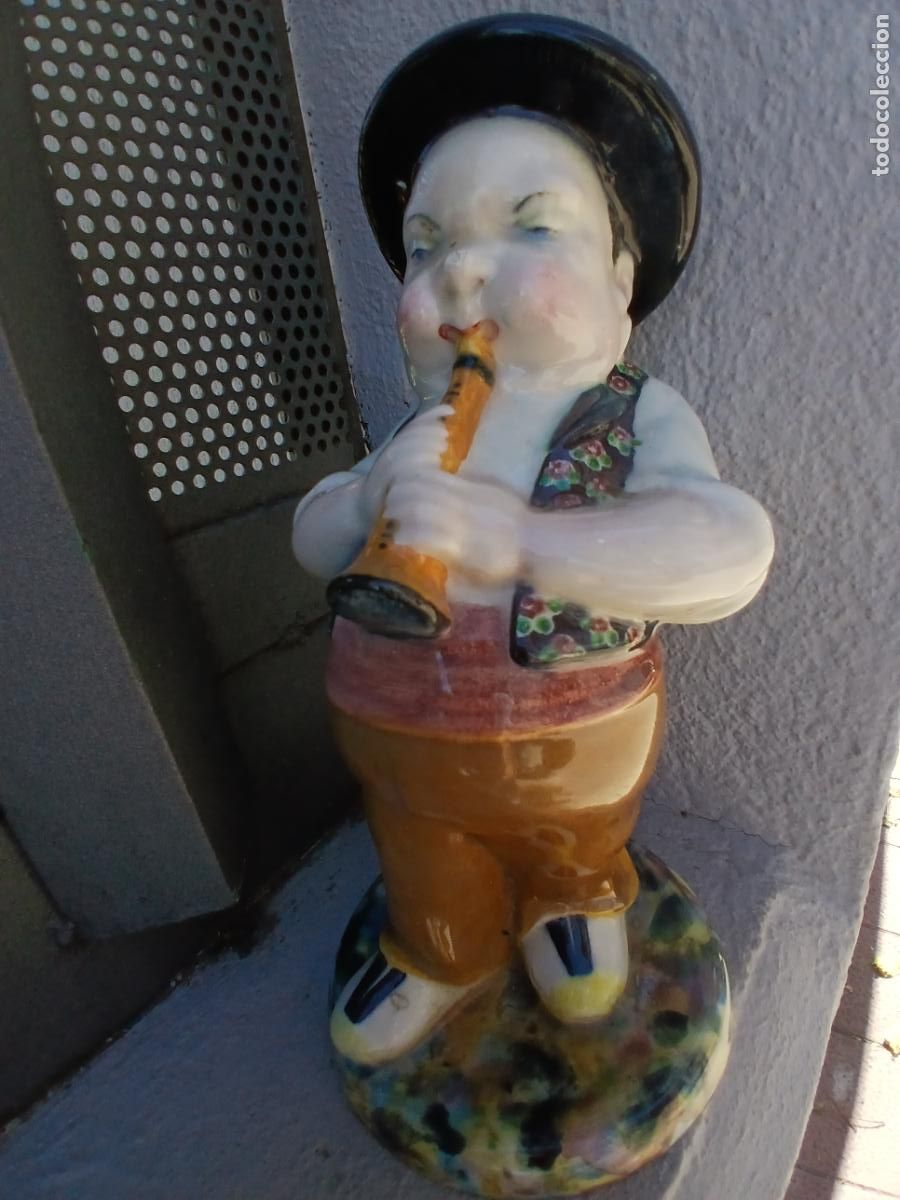 Vintage: Figura biscuit, ni&ntilde;o campesino con sombrero tocando flauta