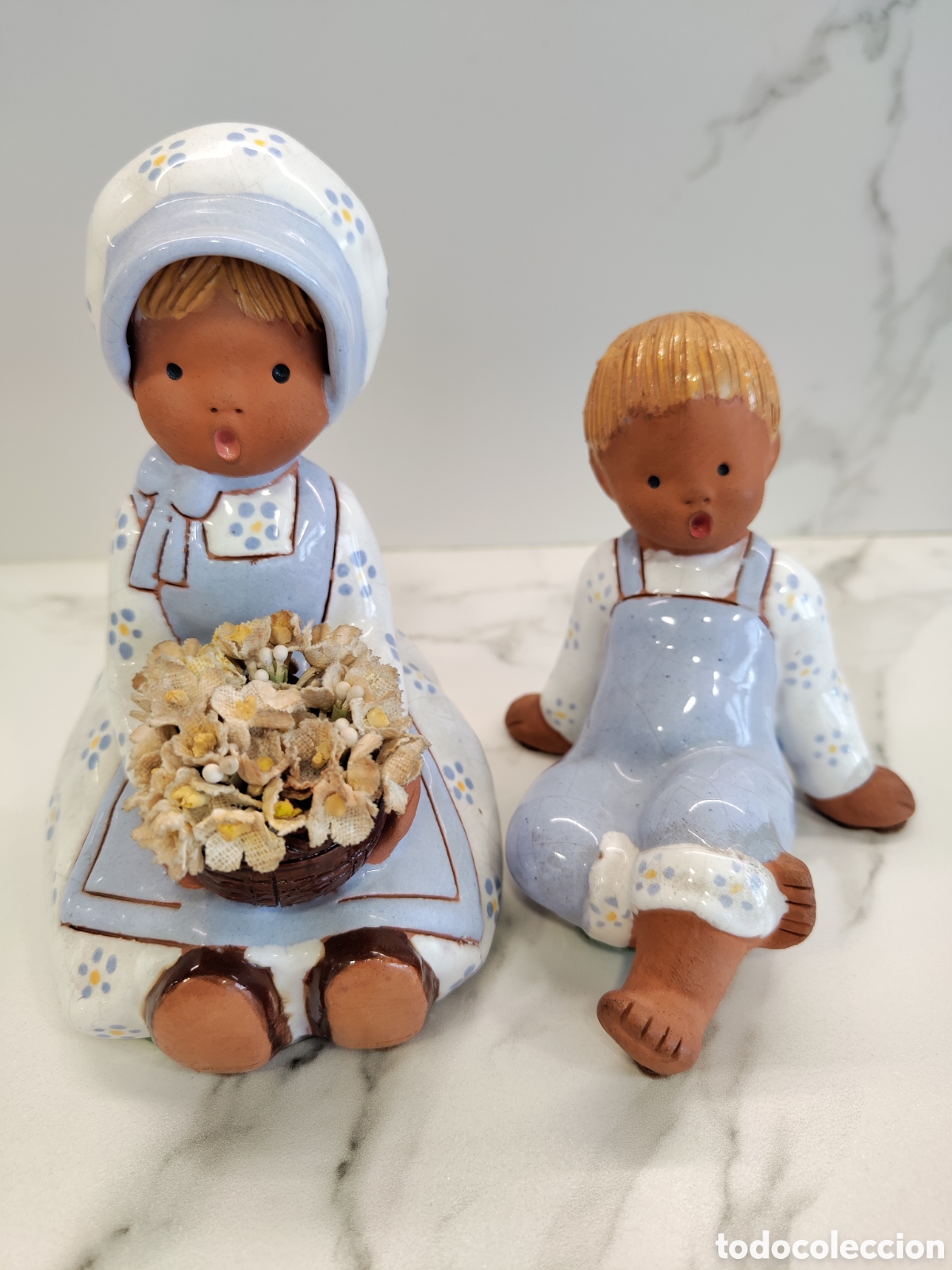 Vintage: Pareja de figuritas infantiles decorativas en terracota esmaltada con brillo, de la casa Jullar.