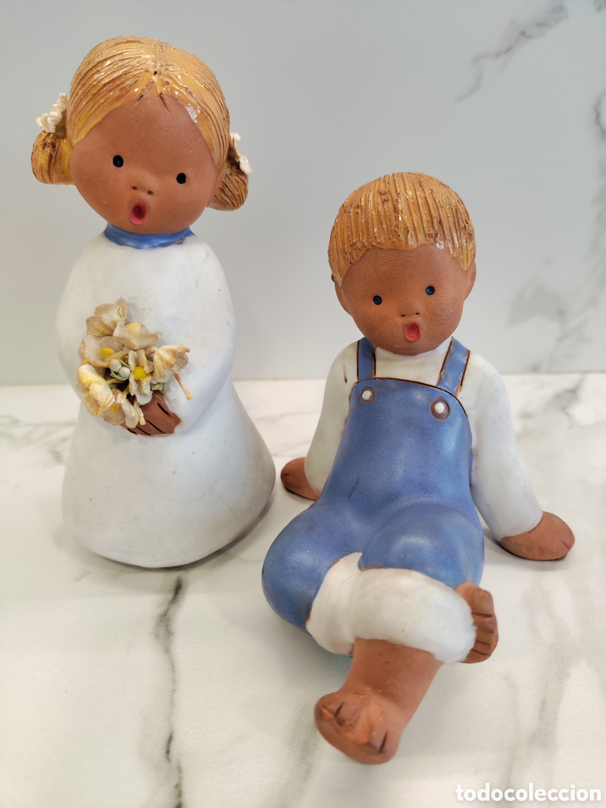 Vintage: Pareja de figuritas infantiles decorativas en terracota esmaltada mate, de la casa Jullar.