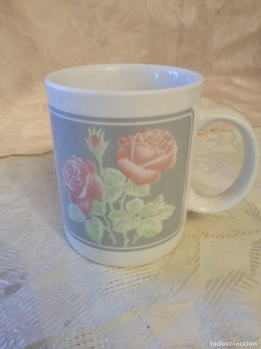 Vintage: Taza de desayuno de porcelana con rosas.