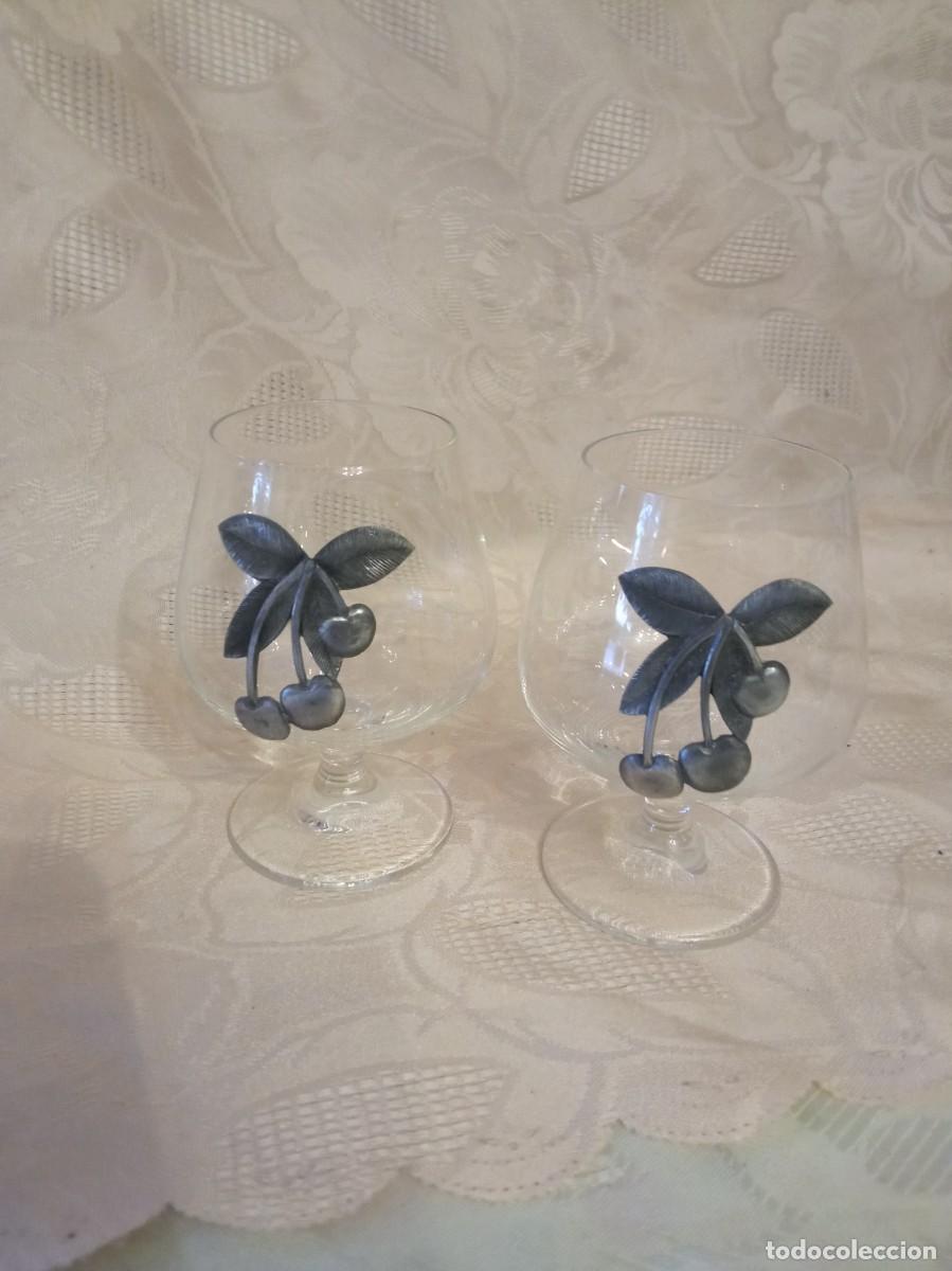 Vintage: Precioso tu y yo copas de licor de cristal con cerezas en esta&ntilde;o.