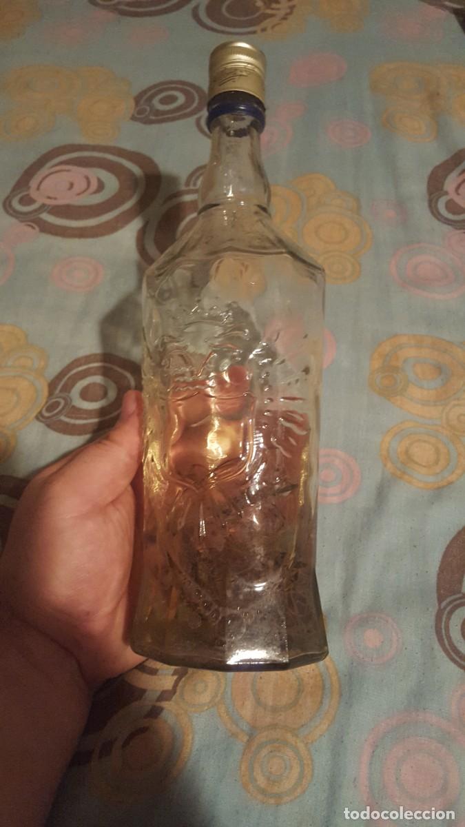 Vintage: Bonita botella de cristal/vidrio transparente con relieves.