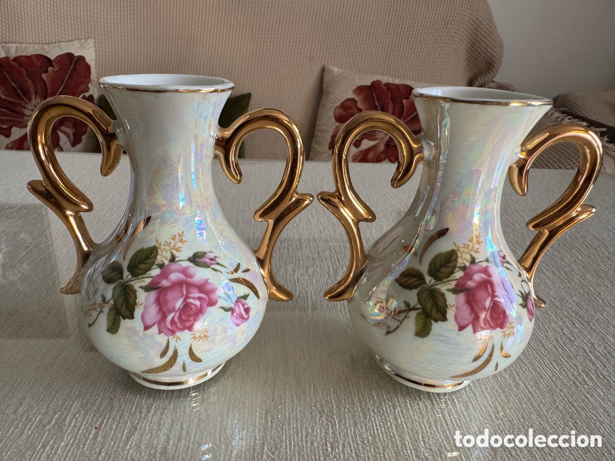 Vintage: Pareja de jarrones de porcelana irisada &ndash; Recuerdo de V&eacute;lez-M&aacute;laga &ndash; Rosas y asas doradas