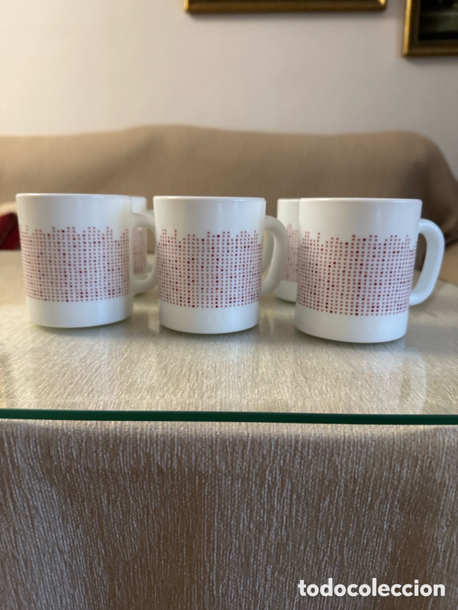 Vintage: Lote de 6 tazas de porcelana blanca con decoraci&oacute;n geom&eacute;trica roja