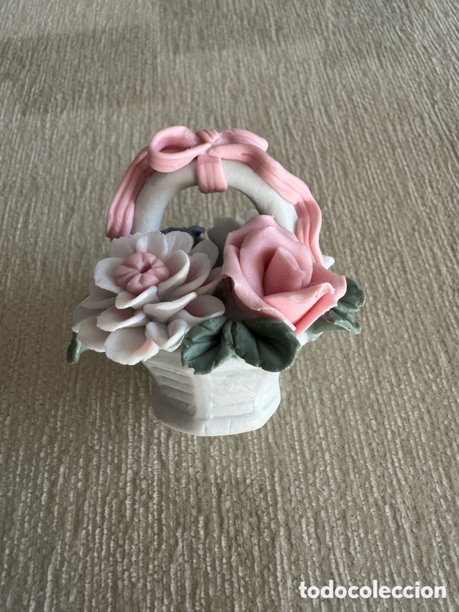 Vintage: Figura decorativa de porcelana con cesta de flores rosas