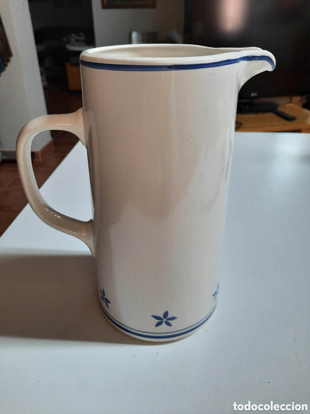 Vintage: Jarra rumana estilo r&uacute;stico de agua o leche