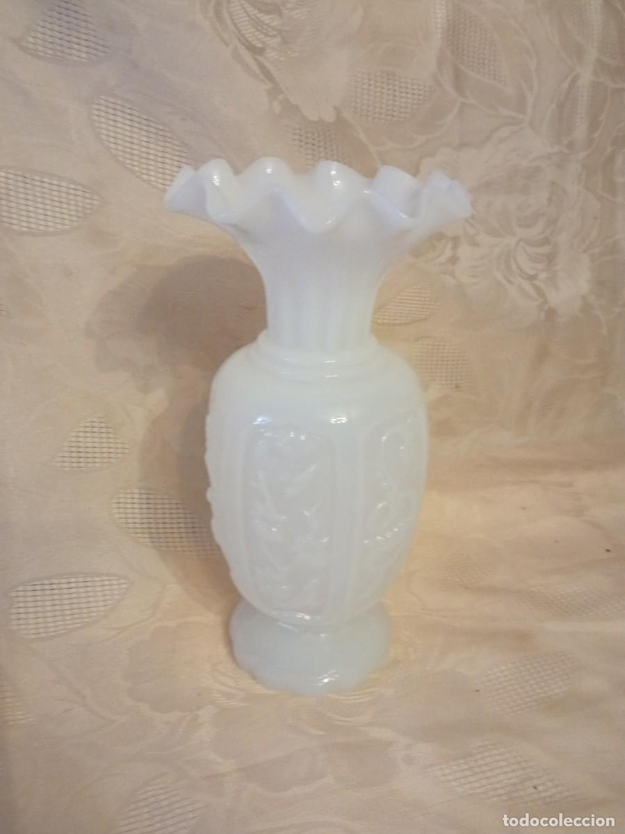Vintage: Precioso jarr&oacute;n de opalina blanca con flores, aves exoticas y dragones en relieve