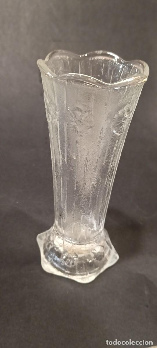 Vintage: JARRON / FLORERO SOLIFLOR VINTAGE DE CRISTAL MOLDEADO - MOTIVO FLORAL Y BOCA ONDULADA (12 CM)