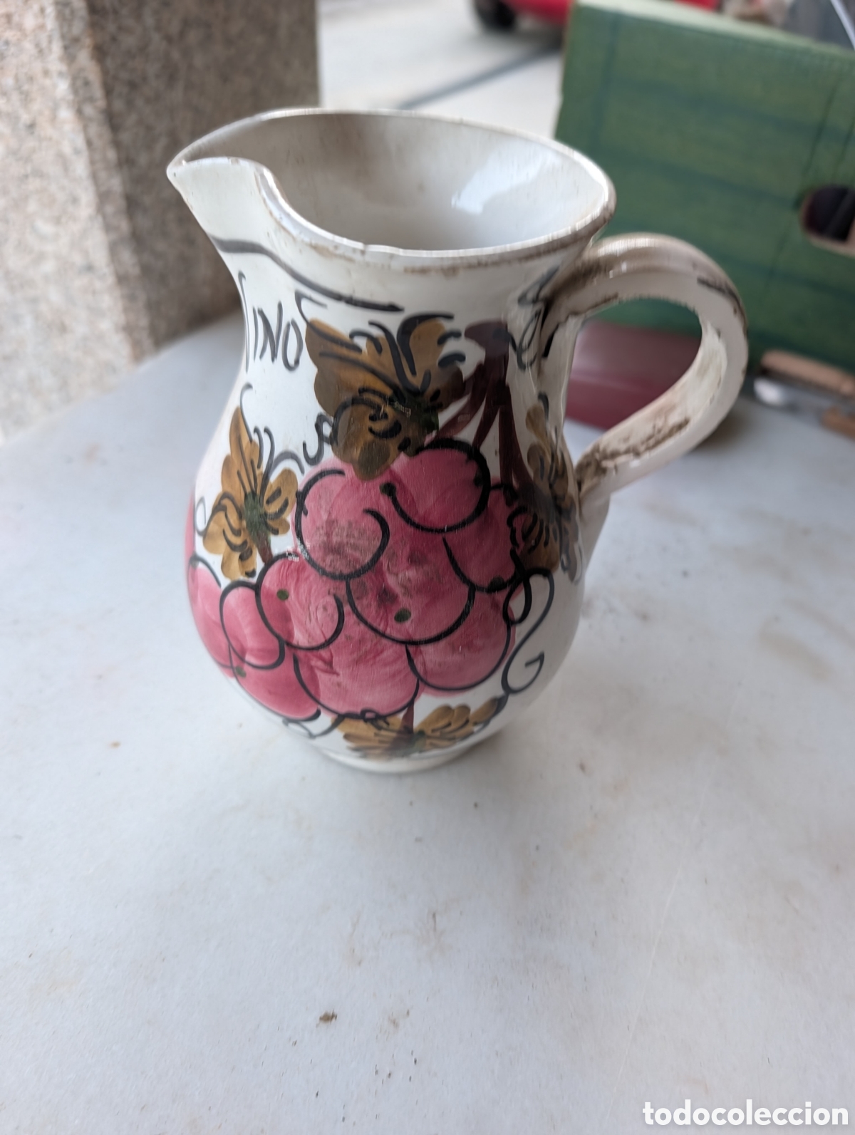 Vintage: Antigua jarra pitchel de vino en cer&aacute;mica esmaltada - Pintada a mano con motivos de racimos de uvas